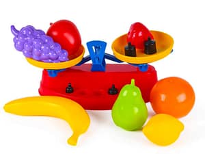 Kuchyňská váha s ovocem v síťce